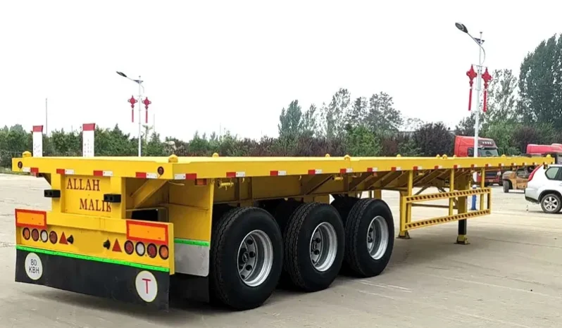 
								Flatbed Semi Trailer full									