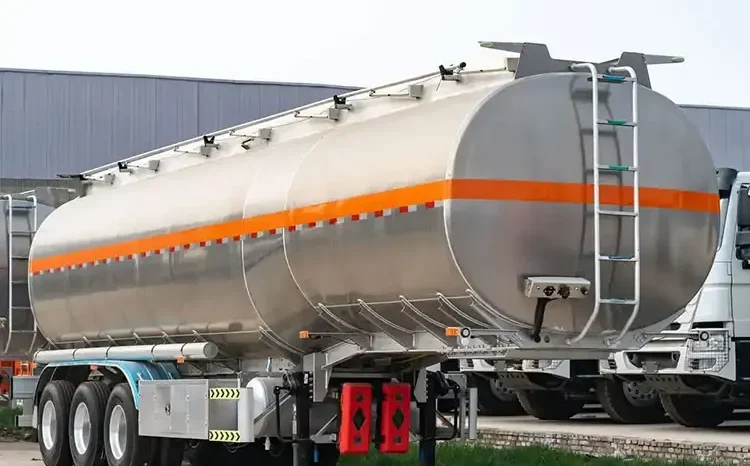
								Stainless Steel Tanker Trailer full									